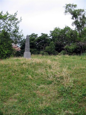 Image - The Chorna Mohyla kurhan in Chernihiv with an obelisk monument.